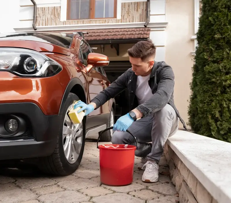 Lavage auto à domicile La Calmette : professionnel intervenant sur un véhicule
